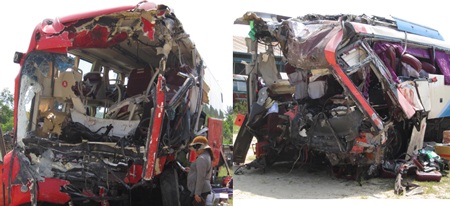 Hai chiếc xe nát bấy sau vụ tai nạn