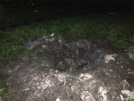 Mảnh vỡ rơi xuống ruộng rau muống tạo hố sâu khá lớn.