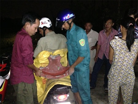 “Vật thể lạ” được cơ quan chức năng khai quật đưa về trụ sở công an.