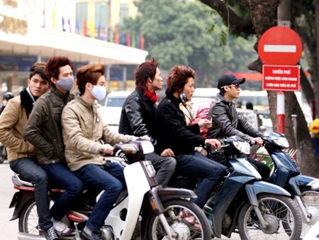 Vi phạm Luật Giao thông sẽ không được xét thi đua! - 1 Hình ảnh vi phạm Luật Giao thông này vẫn còn diễn ra nhiều ở các thành phố.