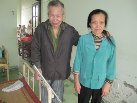 Ông Nguyễn Văn Khuê và bà Phạm Thị Chín, suốt 30 năm nương tựa vào nhau