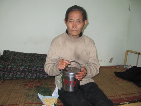 Cụ ông ôm cặp lồng chờ đến giờ ăn