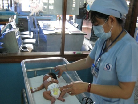 Cháu bé vượt qua nhiều cửa ải tử thần