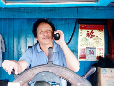 Thuyền trưởng Trần Bảnh trên con tàu 320CV vừa từ Hoàng Sa vào bờ. Ảnh: Nguyễn Huy.