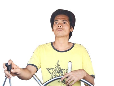 Thuyền trưởng Trần Bảnh trên con tàu 320CV vừa từ Hoàng Sa vào bờ. Ảnh: Nguyễn Huy.