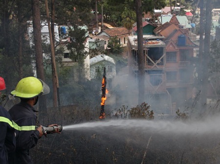 Cháy trong khuôn viên Dinh Tỉnh trưởng cũ - 1 Lực lượng Cảnh sát PCCC dùng vòi rồng dập tắt đám cháy