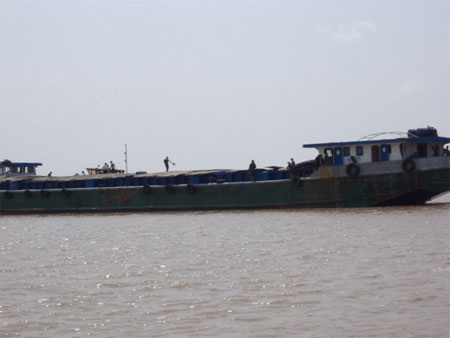 Bắt giữ 300 tấn đường không rõ nguồn gốc