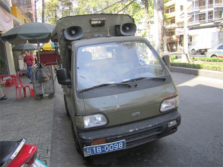 Xe của lực lượng chức năng xuất hiện...