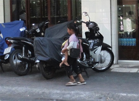 ... 3 mẹ con liền rút khỏi vị trí.