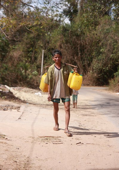Vét từng can nước chống hạn - 2 Người dân khốn đốn vì hạn hán nghiêm trọng