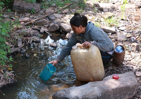 Vét từng can nước chống hạn - 3 Người dân khốn đốn vì hạn hán nghiêm trọng