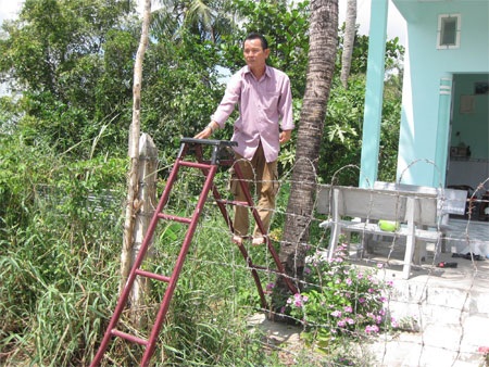 Ông Giang bắc thang trèo rào đón khách vào nhà