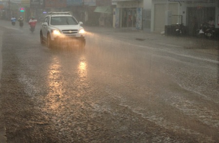 Người dân TPHCM sung sướng đón “trận mưa vàng” - 3 Trận mưa lớn dữ dội trên diện rộng hạ nhiệt cho TPHCM.