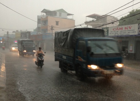 Người dân TPHCM sung sướng đón “trận mưa vàng” - 4 Trận mưa lớn dữ dội trên diện rộng hạ nhiệt cho TPHCM.