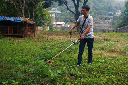 “Tuyệt chiêu” cai nghiện của một người dở sống dở chết vì ma túy - 1 Triệu Văn Ba cắt cỏ, tự tin hỗ trợ người nghiện cắt cơn ở Hòa Bình.