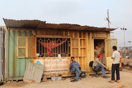 Lạ lẫm với nhà container di động ở Hà Nội - 2 Một nhà “công” di động loại nhỏ có khoảng 5-6 người ở.