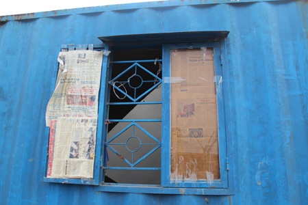 Lạ lẫm với nhà container di động ở Hà Nội - 4 Để tạo độ thông thoáng cho ngôi nhà, những cánh cửa sổ được ra đời.
