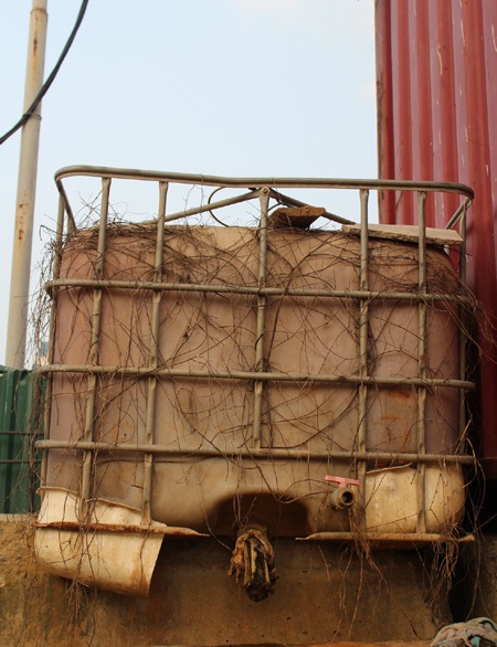 Lạ lẫm với nhà container di động ở Hà Nội - 6 Những thùng chứa nước sinh hoạt đặt cạnh các ngôi nhà di động.
