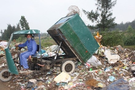 Đang làm giảng viên bỏ về quê... dọn rác - 1 Xe chở rác tập kết ở bãi trung chuyển.