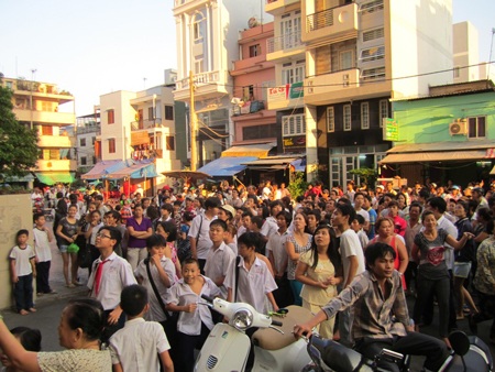 Rơi từ tầng 14 chung cư, một người tử vong - 2 Vụ việc thu hút rất đông người tới hiếu kỳ gây ùn tắc cả một đoạn đường (Ảnh: Thảo Trần)