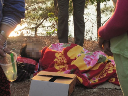 Không người thân tới nhận, cô gái tự tử được chính quyền an táng - 1 Thi thể cô gái xấu số