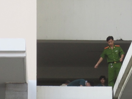 Rơi từ tầng 14 chung cư, một người tử vong - 3 Lực lượng công an điều tra vụ việc tại nơi nạn nhân nhảy lầu (Ảnh: Thảo Trần)