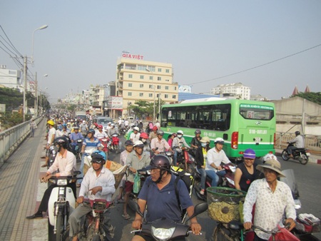 Giao thông sau đó vẫn ùn ứ.