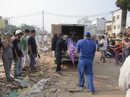 Thi thể nạn nhân được chuyển đi
