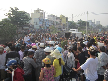 Người hiếu kỳ tụ tập kín bên bờ kênh