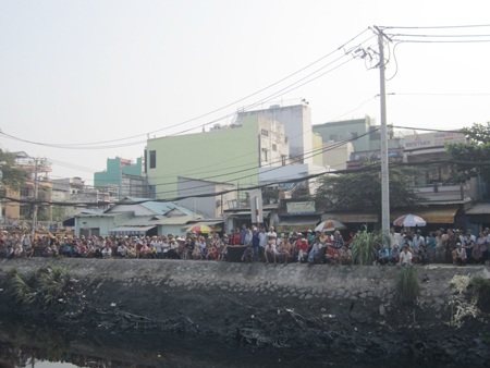 Người hiếu kỳ tụ tập kín bên bờ kênh