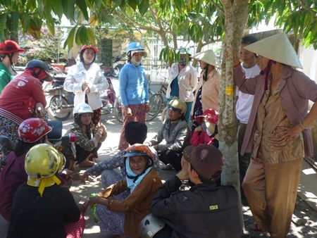 Vỡ hụi tiền tỷ, hàng chục người dân điêu đứng - 1 Hàng chục người dân tham gia chơi hụi, giờ mất cả vốn lẫn lời.