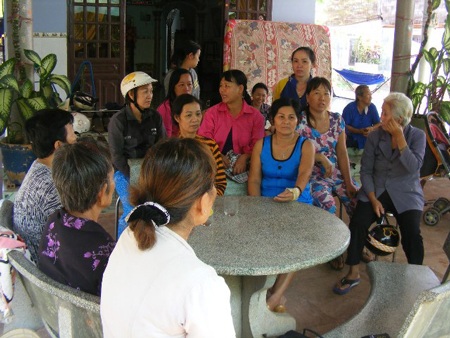 Vỡ hụi tiền tỷ, hàng chục người dân điêu đứng - 2 Hàng chục người dân tham gia chơi hụi, giờ mất cả vốn lẫn lời.