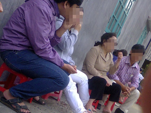 Xếp hàng chờ... giải hạn - 1 Chực chờ xem bói tại nhà “thầy” Xương (Thừa Thiên - Huế). Ảnh: Quang Tám