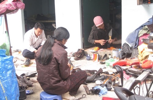 Những người phụ nữ đang mông má” lại giày cũ