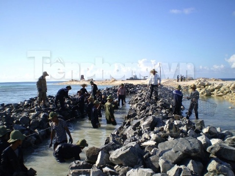 Từ những viên đá nhỏ, tổ quốc ngày càng vững chãi giữa muôn trùng sóng gió biển khơi.