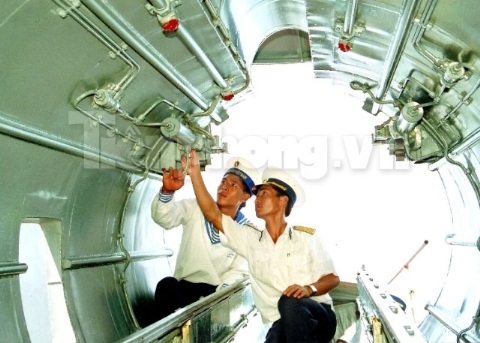 Kiểm tra bệ phóng tên lửa trên hải trình.