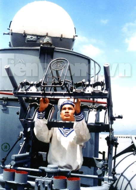 Trắc thủ tập trung theo dõi mục tiêu.