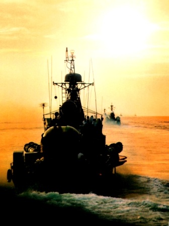 Biên đội tàu đè sóng, tiến theo đội hình hiệp đồng chiến đấu