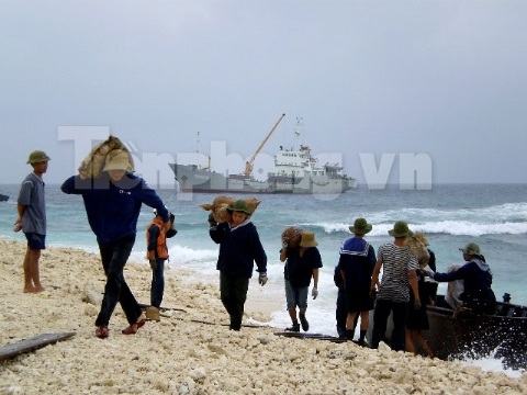 Vận chuyển đất đá, xi măng xây dựng công trình quân, dân sự trên đảo chủ quyền Việt Nam.