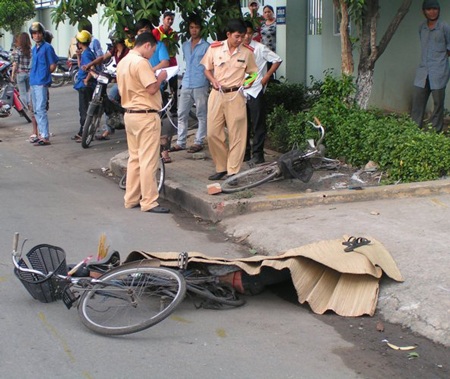 Ô tô tông 3 xe đạp, 3 công nhân thương vong - 1 Một nạn nhân tử vong ngay tại hiện trường
