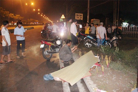 Một thượng tá quân đội ngồi chết bên đường - 1 Nơi ông Cảnh tử vong cạnh chiếc xe máy