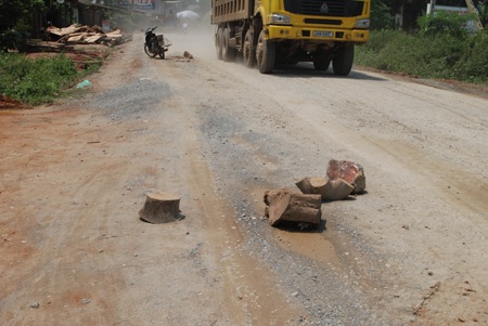Dân lăn đá chặn xe tải phóng nhanh gây ô nhiễm - 2 Người dân dùng đủ mọi vật liệu làm chướng ngại vật chặn xe