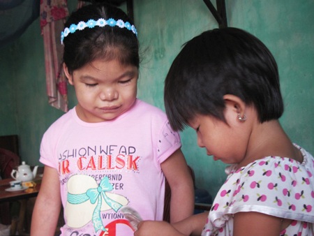 Cô gái 22 tuổi mang hình dáng của một đứa trẻ lên 5 tuổi, nhưng khuôn mặt vẫn có sự già dặn, rầu rĩ