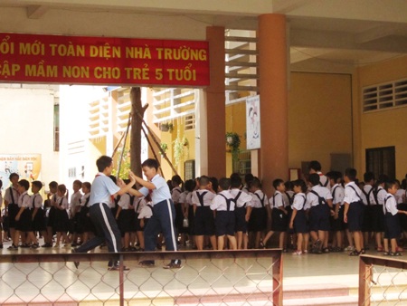 Học sinh nô đùa trong trường tiểu học Phan Chu Trinh sáng 5/4