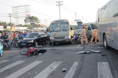 Xe container tông hàng chục phương tiện, nhiều người trọng thương - 2 Các phương tiện bị tông trúng nằm la liệt trên đường