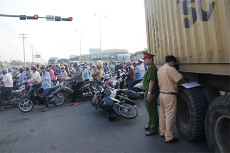 Xe container tông hàng chục phương tiện, nhiều người trọng thương - 3 Lực lượng chức năng tích cực giải quyết vụ tai nạn