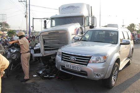 Xe container tông hàng chục phương tiện, nhiều người trọng thương - 1 Chiếc xe đầu kéo mất thắng tông ít nhất 8 xe máy và 3 ô tô