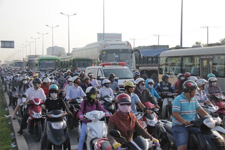 Xe container tông hàng chục phương tiện, nhiều người trọng thương - 4 Ùn tắc nghiêm trọng trong giờ cao điểm sáng.