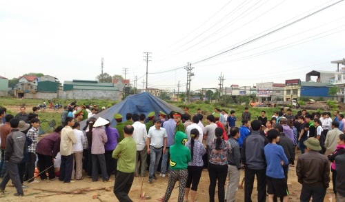 Thanh tra giao thông chết bất thường bên lề đường - 1 Lực lượng chức năng tiến hành khám nghiệm tử thi