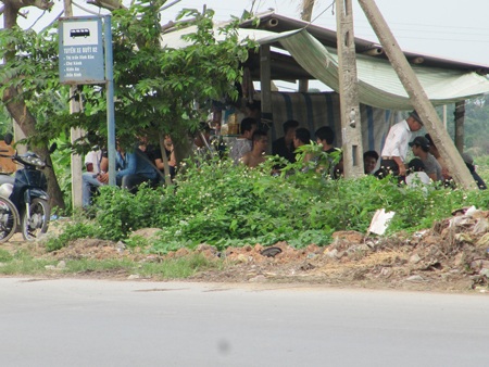 Gần tối ngày 21/4, côn đồ và xe vẫn túc trực cách hiện trường 500 mét